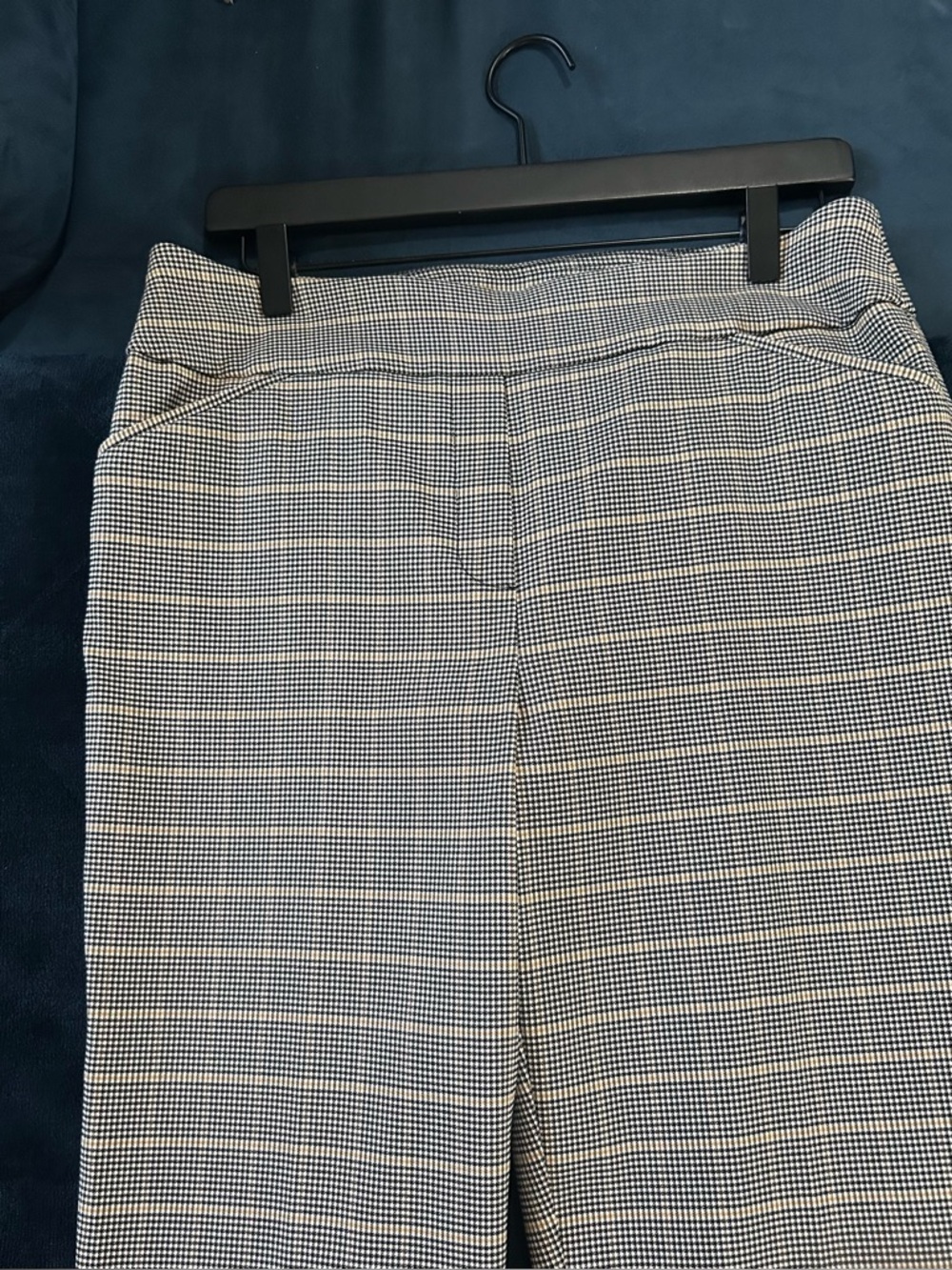 Worthington Gold, Black  & White Houndstooth pull on ankle pants, size M.